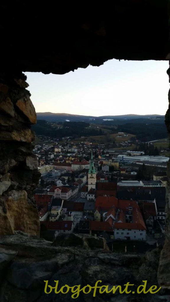 Burg(ruine) Voitsberg - Mit traumhafter Aussicht auf die Koralpe 36 Blick von der Burg Voitsberg auf den Hauptplatz und die Kirche Voitsberg