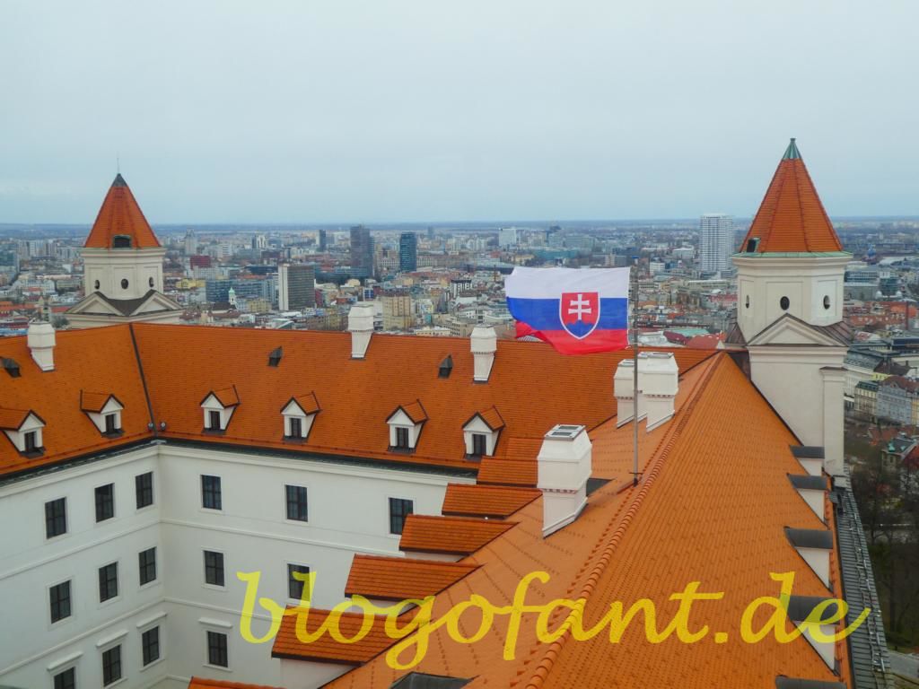 Bratislava – Die moderne pulsierende Stadt am Ufer der Donau 51 Bratislava Schloss Fahne
