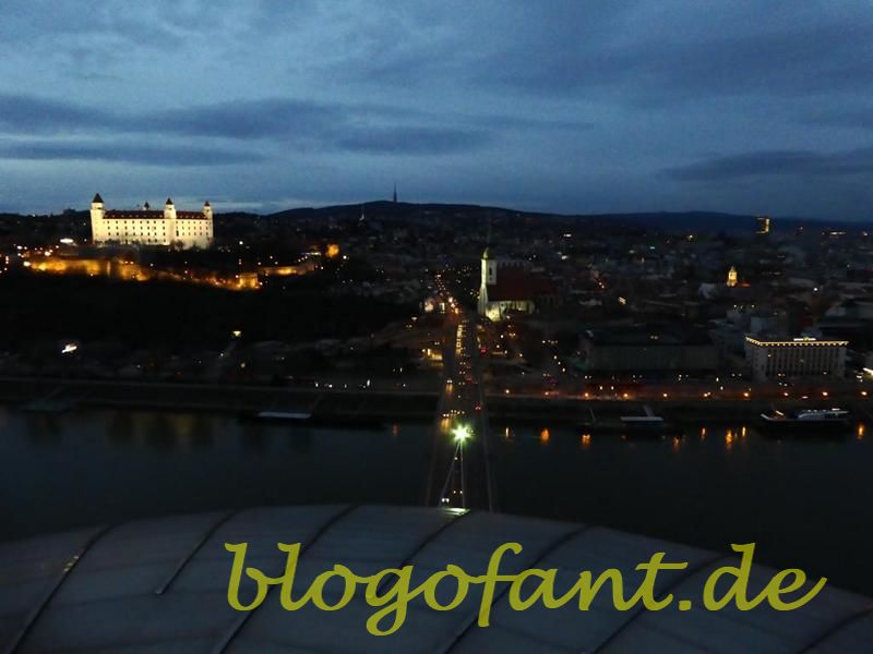 Bratislava – Die moderne pulsierende Stadt am Ufer der Donau 47 K800 Bratislava Nacht Schloss Ufo
