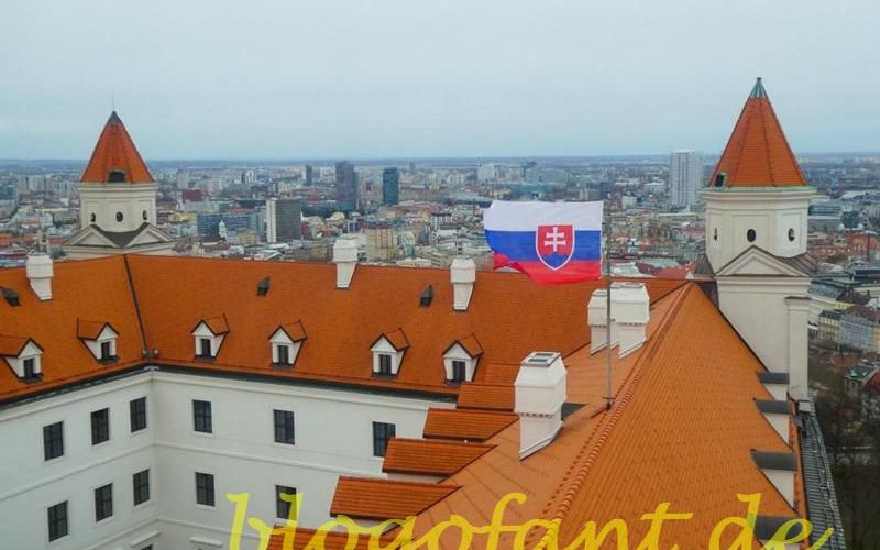 Bratislava – Die moderne pulsierende Stadt am Ufer der Donau 37 K800 Bratislava Schloss Fahne