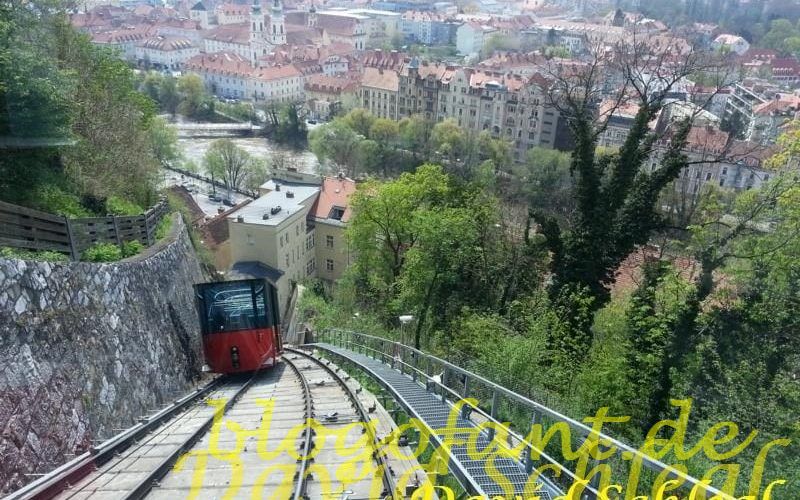 Fahrt mit der Schloßbergbahn Graz auf den Grazer Schloßberg 1 Graz Schlossbergbahn 2