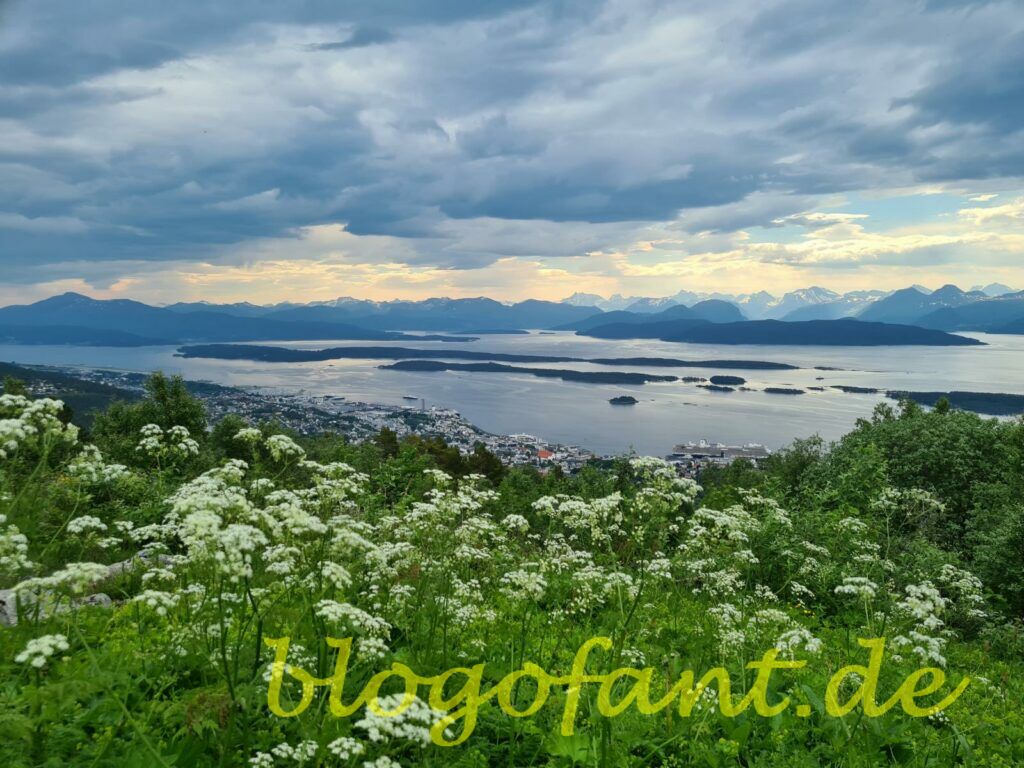 Molde auf eigene Faust 37 Aussicht auf Molde und Molde Panorama vom Aussichtspunkt Varden, Umgebung von Molde, Berglandschaft von Molde, Fjorde in Molde, Molde auf eigene Faust